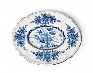 Piccolo vassoio ovaledi maiolica. Manifattura Felice Clerici 1745-1780 Milano, 1770-1780 circa